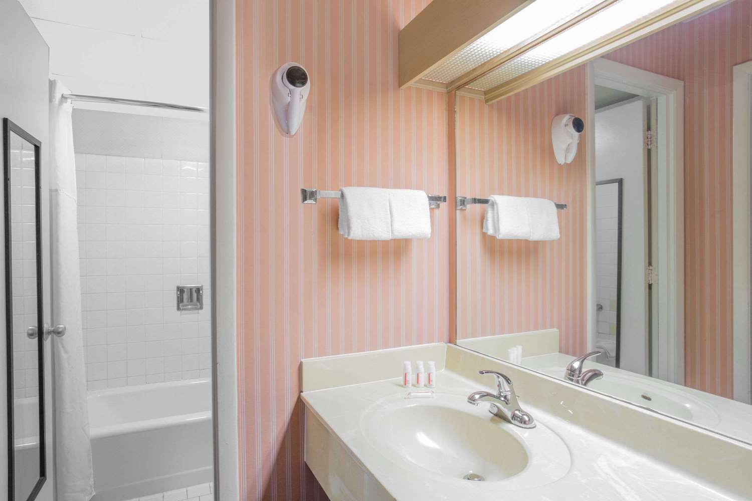 Days Inn By Wyndham Florence Downtown מראה חיצוני תמונה
