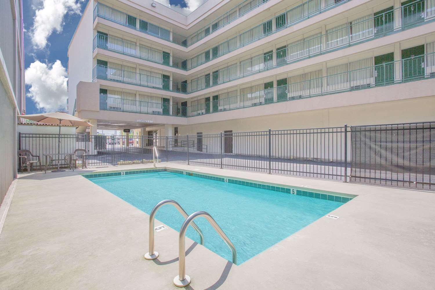 Days Inn By Wyndham Florence Downtown מראה חיצוני תמונה